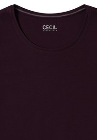 Kortærmet T-shirt med rund hals i mørklilla stof. Har en glat tekstur og et synligt logo, der læser "CECIL ESSENTIALS" nær halsen.