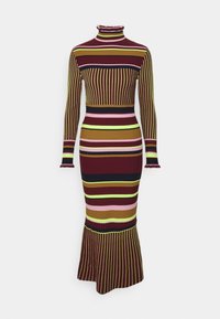 Långärmad, ribbad klänning med hög krage, prydd med flerfärgade ränder i bourgogne, grönt, rosa och svart, med en utsvängd nederkant.