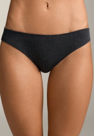 Sötét szürke bordázott bikini alsó, széles elasztikus derékpánttal, sima, texturált felülettel. Minimális dizájn, alacsony derékszabással.