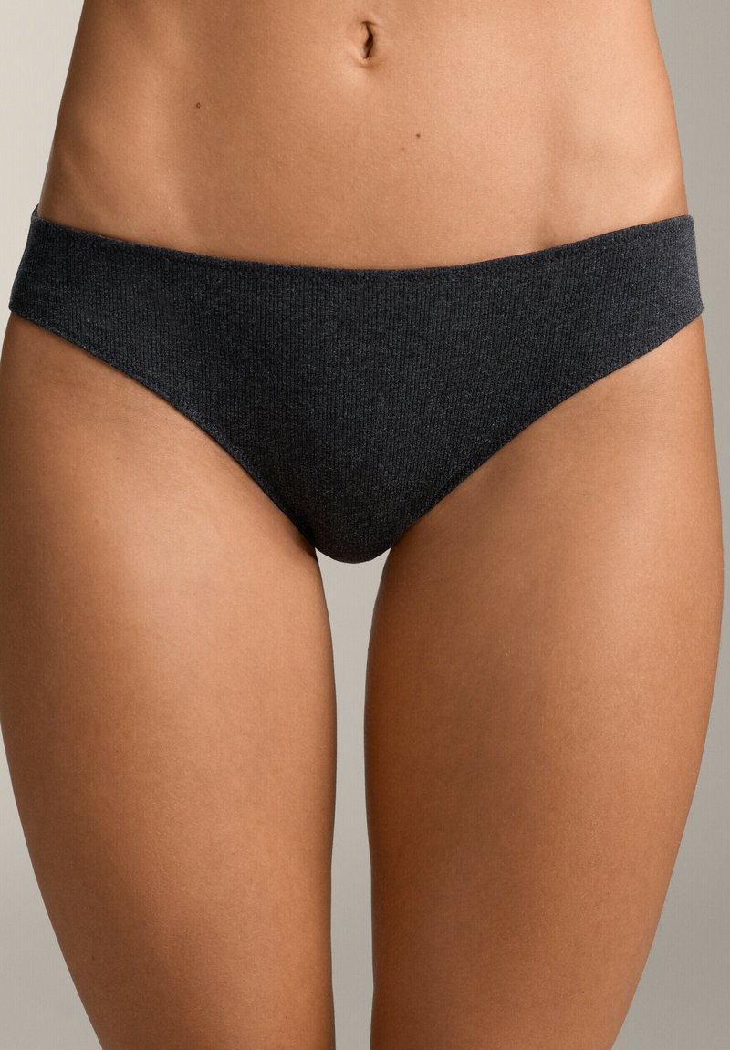 Temno sivi rebrasti bikini spodnji del z širokim elastičnim pasom, ki prikazuje gladko, teksturirano končno obdelavo. Minimalistična zasnova z nizkim rezom.