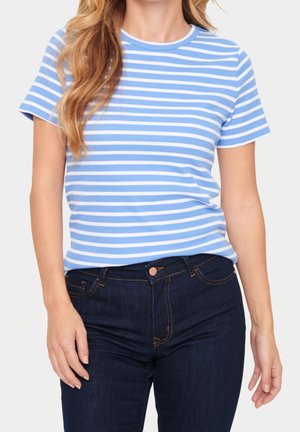 Niebieska i biała pasek krótki rękaw t-shirt w dopasowanym kroju, zestawiony z ciemnoniebieskimi dżinsami, z prostym okrągłym dekoltem.
