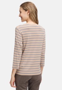 Gestreiftes Langarmoberteil in Beige mit hellgrauen Streifen, aus glattem Baumwollmaterial, mit rundem Ausschnitt und ärmellanger Midi-Länge.