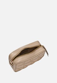 Borsa in pelle beige trapuntata con doppia chiusura a zip, superficie testurizzata e forma rettangolare. Presenta hardware in tono oro e cuciture tono su tono.