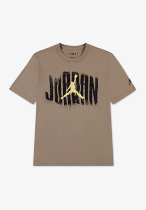 Taupe kortærmet t-shirt med slidt sort "JORDAN" tekst og en stor gul silhuet af en basketballspiller, der springer med en bold.