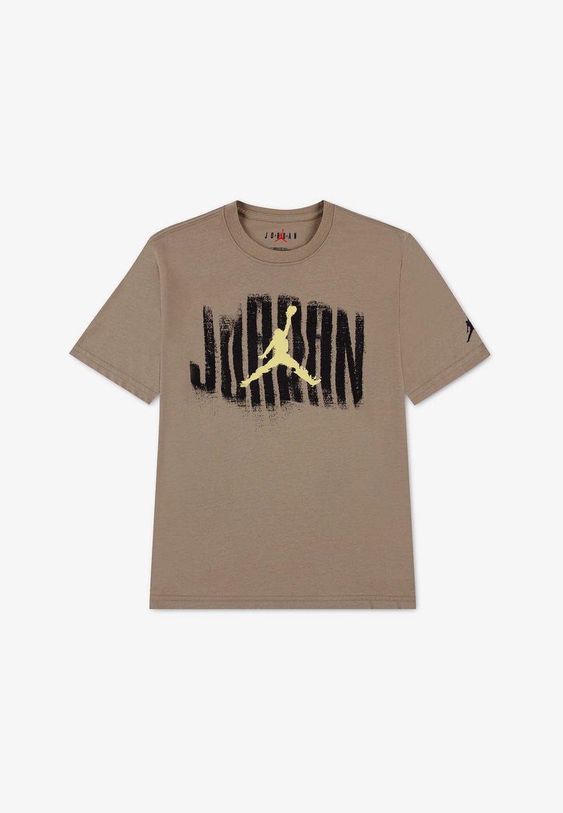 T-shirt taupe à manches courtes avec le texte noir "JORDAN" en style usé et une grande silhouette jaune d'un joueur de basketball sautant avec un ballon.