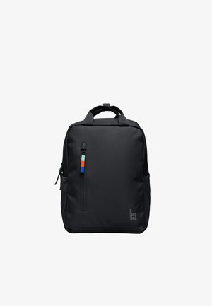 Sort rektangulær rygsæk med topgreb, lodret frontlomme med lynlås og farverig trækflig samt "GOT BAG" logo nær nederste højre hjørne.