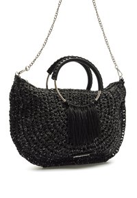 Bolso tejido negro con un asa superior redonda, un adorno de aro plateado y un acabado texturizado. Incluye un tassel negro decorativo.