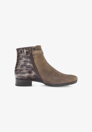 Bottine en suède marron avec un panneau en faux crocodile texturé, fermeture éclair sur le côté et petit talon carré. Finition lisse avec des motifs contrastés.