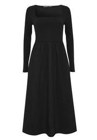 Vestido negro de manga larga con escote cuadrado, corsé ajustado y una falda en capas fluida, hecho de una tela suave con una textura lisa.