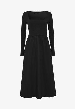 Sort langærmet kjole med firkantet halsudskæring, tætsiddende brystparti og en strømlinet, lagdelt nederdel, fremstillet af blødt stof med en glat tekstur.