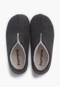 Pantofole grigie senza lacci con texture a coste verticali, fodera bianca e punta rotonda. Presentano una piccola apertura frontale e una morbida fodera interna.