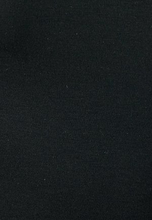 Zwarte katoenen stof met een gladde, egale textuur en subtiele horizontale ribbels. Geen zichtbare patronen of extra details.