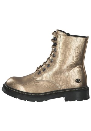 Metaliczne złote bojowe buty na sznurowadła z czarną grubą podeszwą i przelotkami, skóra o fakturze, design z wysoką cholewką sięgającą kostki.