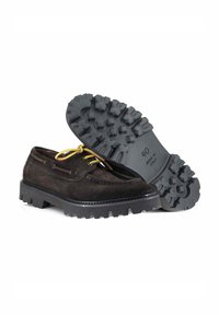 Scarpe in suede marrone scuro con suola in gomma nera robusta, caratterizzate da lacci gialli e un design cucito lungo la parte superiore. Taglia 40.