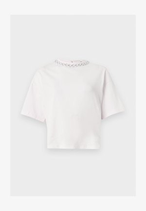 Λευκό crop top με κοντά μανίκια και ψηλό λαιμό, διακοσμημένο με μια σειρά από ασημένια και διάφανα χάντρες.