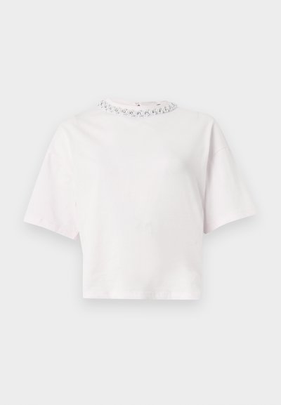 Λευκό crop top με κοντά μανίκια και ψηλό λαιμό, διακοσμημένο με μια σειρά από ασημένια και διάφανα χάντρες.