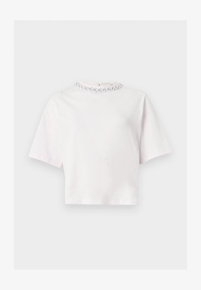 Λευκό crop top με κοντά μανίκια και ψηλό λαιμό, διακοσμημένο με μια σειρά από ασημένια και διάφανα χάντρες.