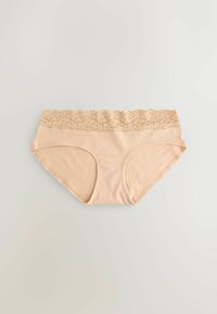 Sous-vêtements beiges pour femmes avec une large ceinture en dentelle, posés à plat sur un fond neutre, montrant le devant et les ouvertures pour les jambes.