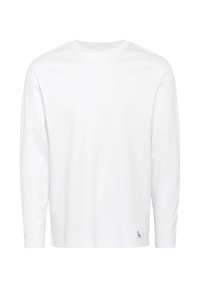 Baltas ilgomis rankovėmis marškinėliai su apvalia kaklo iškirpte ir maža etikete, kurioje nurodyta "73", netoli apatinio krašto ant vientiso balto fono.