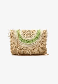 Borsa intrecciata in paglia con un design circolare rotondo verde e bianco. Presenta dettagli con frange e una tracolla a catena color oro.