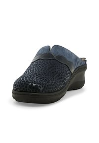 Scarpa blu slip-on con design a stampa leopardata testurizzata, tomaia in suede e suola in gomma nera con un leggero tacco. Accento scallop sul vamp.
