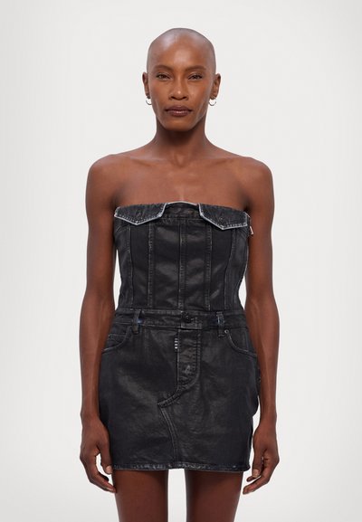 Sort denim strapless kjole med tætsiddende bodice, frontlommer og kort skirt. Har syningsdetaljer og en let glans.