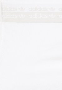 Vita sportshorts med en texturerad midja och präglad ljusgrå 'adidas'-logotyp. Mjuk tyg med en slät yta.