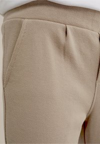 WE Fashion BLUE RIDGE - Tygbyxor - beige