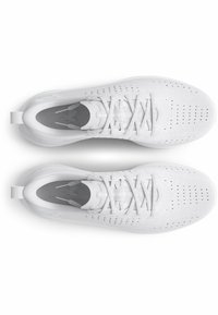 Zapatillas deportivas blancas con upper de malla texturizada, perforaciones para ventilación, cordones planos y suela redondeada. Diseño minimalista.