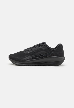 Scarpe sportive nere realizzate in mesh e materiali sintetici, caratterizzate da un design aerodinamico, colletto imbottito e suola in gomma con trazione.