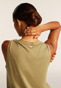 Top senza maniche di colore verde oliva con scollatura rotonda e un piccolo logo sul retro. Tessuto morbido e vestibilità comoda.