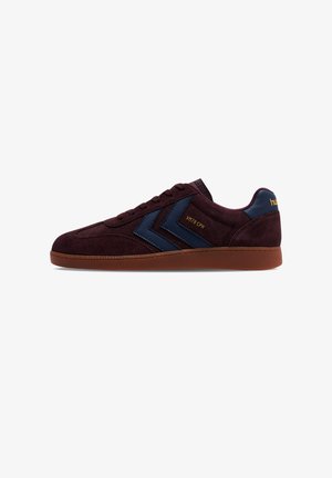 Weinrote Wildleder-Sneaker mit brauner Sohle, marineblauen Chevron-Streifen und goldenem "VM78 CPH" Text an der Seite, von der Außenseite gesehen.