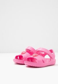 Crocs CLASSIC CROSS STRAP - Sandály do bazénu - pink lemonade