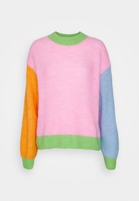 Gestrickter Pullover mit rosa Körper, orangefarbenem linken Ärmel, blauem rechten Ärmel und grünem geripptem Kragen, Bündchen und Saum.