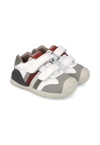 Zapatos para toddlers en tonos gris y blanco con correas de Velcro, suela de goma y acentos de ante. Presentan rayas rojas y grises en los lados.