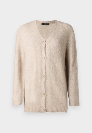 Jasbeżowy kardigan wykonany z miękkiego, puszystego materiału. Ma dekolt w kształcie V, długie rękawy i sześć ozdobnych złotych guzików z przodu.