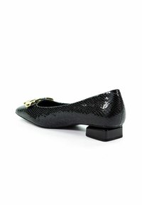 Czarne buty na niskim obcasie z teksturowanym wzorem węża i złotą klamrą z przodu, pokazane z boku na białym tle.