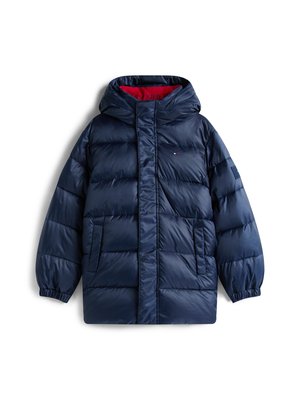 Chaqueta acolchada azul marino con capucha, puños elásticos y dos bolsillos frontales. Material suave y brillante con acentos interiores rojos.
