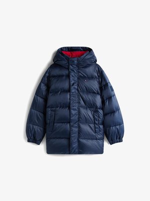 Chaqueta acolchada azul marino con capucha, puños elásticos y dos bolsillos frontales. Material suave y brillante con acentos interiores rojos.