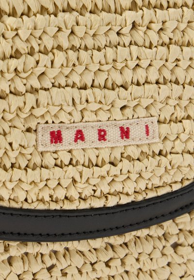 Υφαντή μπεζ υφή με ορθογώνια ετικέτα που δείχνει τη λέξη "MARNI" με κόκκινα γράμματα πάνω από μια μαύρη δερμάτινη λωρίδα.