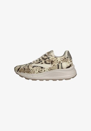 Lage sneaker met beige en bruine slangenprint, witte zool en witte veters, zichtbaar vanaf de buitenkant tegen een witte achtergrond.