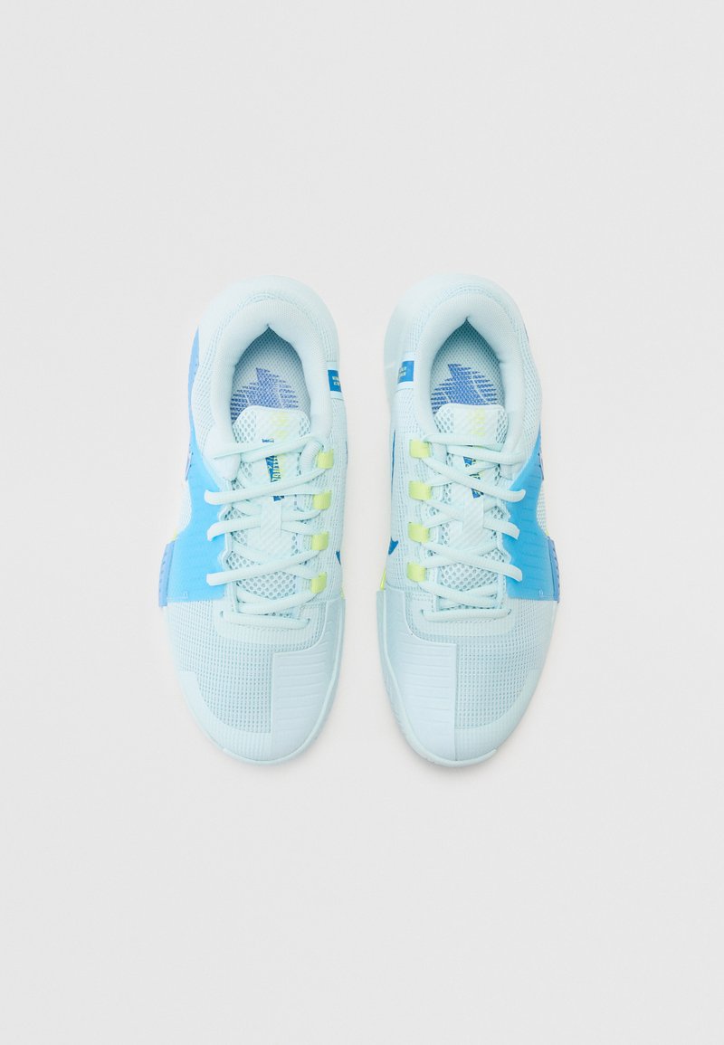 Hellblaue Sneakers mit Netzpaneelen, strukturierten Oberflächen und verstärktem Zehenbereich. Enthalten lebendige blau- und gelbfarbene Akzente sowie flache Schnürsenkel.