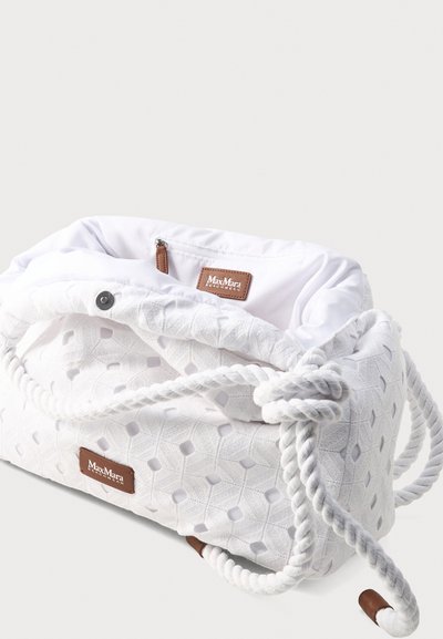 Λευκή υφασμάτινη τσάντα θαλάσσης Max Mara με χειρολαβές από σχοινί, υφή με σχέδιο διαμαντιού και εσωτερική τσέπη με φερμουάρ.