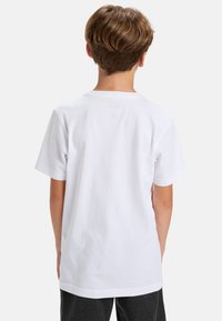 Weißes Baumwoll-T-Shirt mit kurzen Ärmeln, Rundhalsausschnitt und glatter Textur, von hinten gezeigt. Einfaches Design, keine sichtbaren Muster oder Hardware.