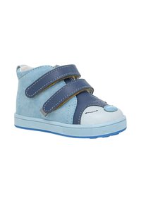 Niebieskie i jasnoniebieskie buty dla małych dzieci wykonane z zamszu i skóry, z podwójnymi paskami na rzep, okrągłym noskiem i teksturowaną gumową podeszwą.