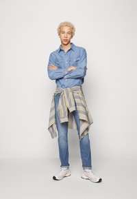 Levi's® RELAXED WESTERN - Camisa - organic ctn chambray light