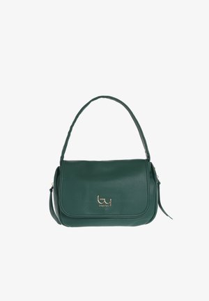 Borsa a spalla in pelle verde con finitura testurizzata, chiusura a pattina frontale, manico superiore singolo e dettaglio logo dorato sul fronte.