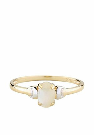 Goldring mit einem ovalen weißen Stein in der Mitte, flankiert von zwei transparenten Akzenten. Glatter Band mit minimalistischem Design.