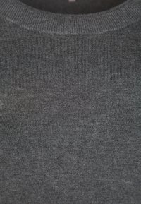 Grijze trui met een geribbelde textuur, ronde halslijn en dichtgebreide stof. Zacht materiaal, uniforme kleur met lichte variaties.