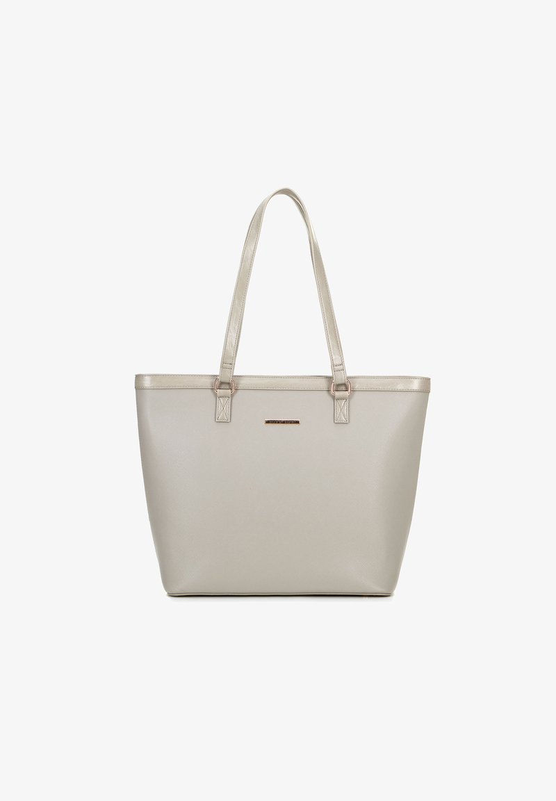 Bolso tote de cuero beig con dos asas para el hombro y una pequeña placa rectangular de metal con el logo en el centro frontal.